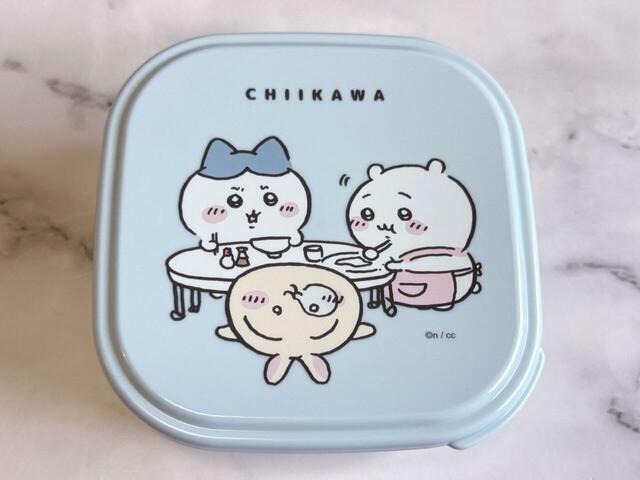 ハチワレの討伐成功のお祝いにコンビーフ丼を振る舞うちいかわ。貴重なピンクのエプロン姿です！うさぎは食後の仮眠タイム♪