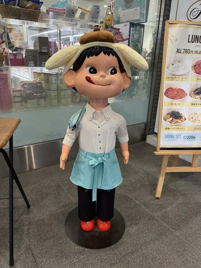 【不二家×ポムポムプリン】店頭にはポムポムプリンの帽子をかぶったペコちゃんがいました