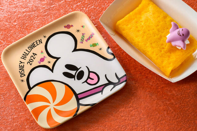 パンプキンクレープ、スーベニアプレート付き 1,200円｜東京ディズニーランド「スウィートハート・カフェ」、東京ディズニーシー「ザンビーニ・ブラザーズ・リストランテ」｜東京ディズニーリゾート「ディズニー・ハロウィーン」スペシャルメニュー