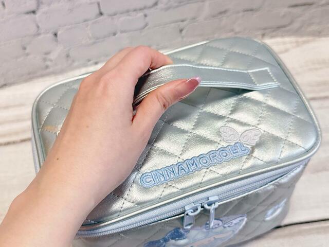 バニティケースなので、蓋には持ち手付きで持ち運びもラクラク【サンリオキャラクターズ当りくじ】「3．バニティケース／シナモロール」
