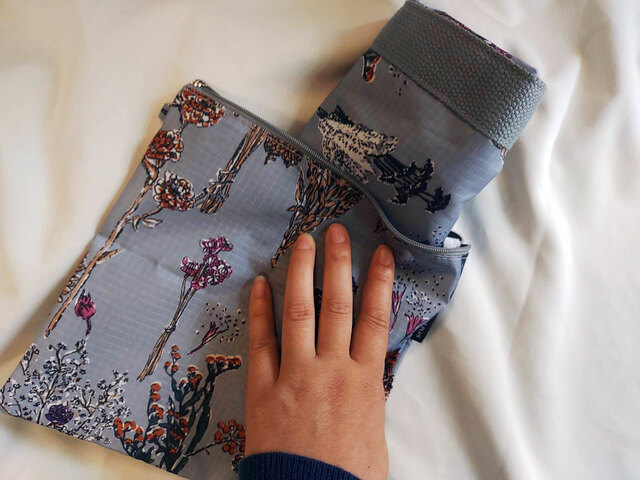 ポーチに、バッグを折りたたんで入れることもできる