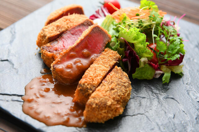 「目の前でジュワッと揚がる、神戸洋食の贅沢ビフカツ」＜価格：大人（土・日・祝日）4,500円（税込）＞【大人4名利用で1名無料！ホテルプラザ神戸で「ランチ＆ディナーバイキング」をお得に楽しめるキャンペーン開催！】