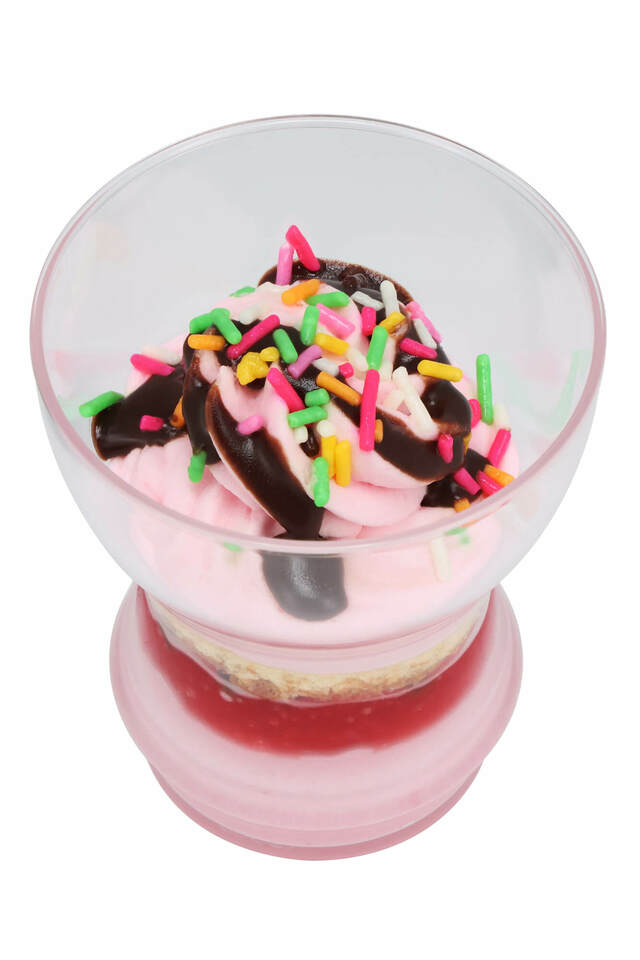 ストロベリームース 550円｜販売店舗：東京ディズニーランド「スウィートハート・カフェ」｜ディズニー・パルパルーザ「ヴァネロペのスウィーツ・ポップ・ワールド」スペシャルメニュー