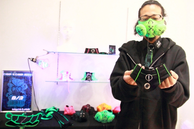 【KOSSY D/3:kossy】サイバーファッションブランドを手掛けるKOSSYさん。素材を活かした首輪と形に拘った首輪、「つながり」をコンセプトにしたリードを出展。