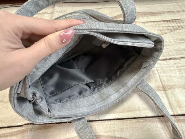 内側には2つの区切りポケット付き！