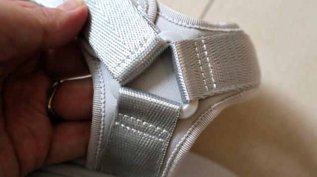 【GU ボリュームソールテープサンダル】三角カンで、テープが足首を3方向にしっかり固定します