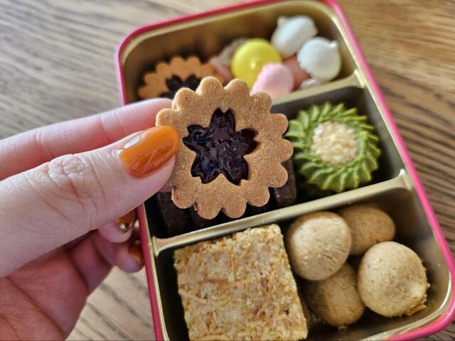 【カフェタナカのビジュー・ド・ビスキュイ プティ リオン】チェリージャムがサンドされていて桜の香りがフワッと香る、春を感じるクッキー