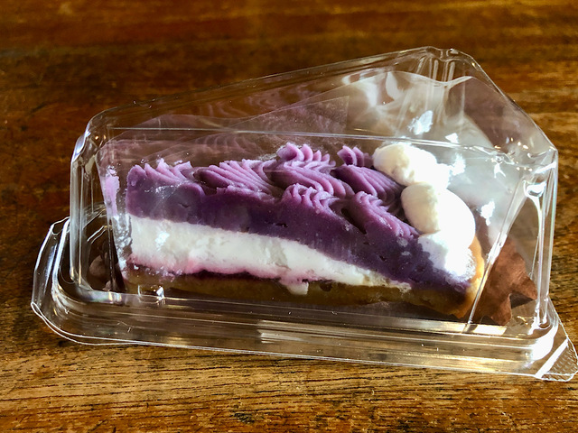 【タリーズコーヒー 紫芋とカシスのタルト】こちらも容器入り 安心して持ち帰れますね