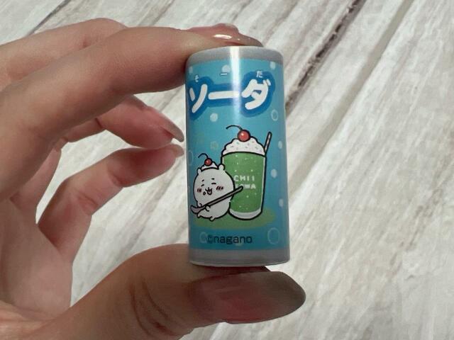 【付録 ちいかわ自動販売機】ソーダはちいかわのイラスト。口の横にクリームをつけている姿が愛おしい…！