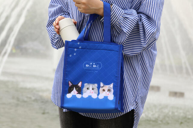 新作グッズ『三角保冷バッグ~喫茶ねこねこ~』【オールハーツ・カンパニー夏の福袋2026】