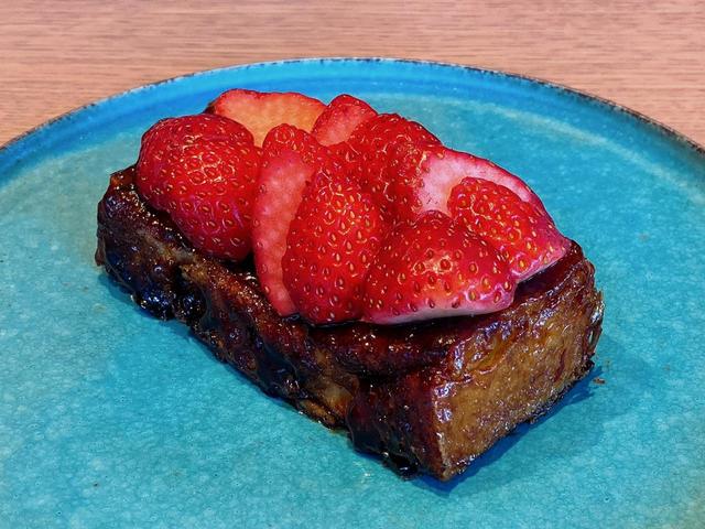 イチゴが盛られたフレンチトースト。晩春以降はフルーツが変更になる