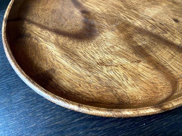 【カインズホーム アカシアラウンドプレート 25.5cm】木目がお洒落です