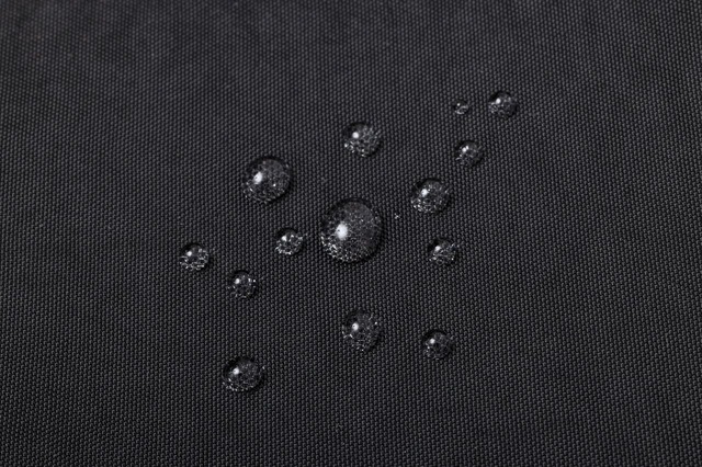 【『東武トップツアーズが考えた　旅に出たくなる機能派ショルダーバッグBOOK』（宝島社）】撥水加工なので突然の雨でも安心です。汚れにも強くて◎