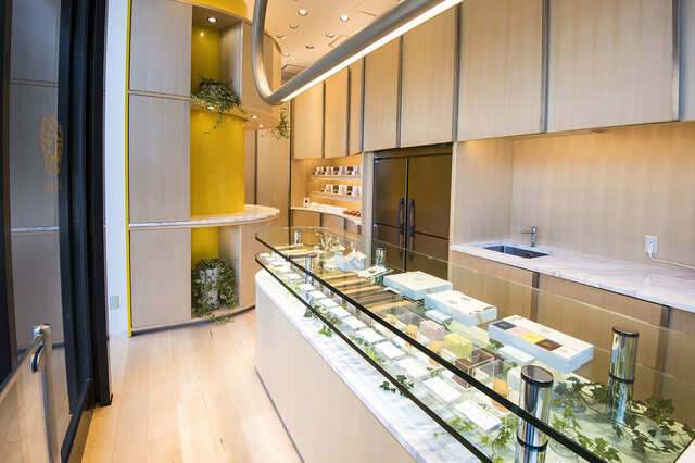 洋菓子専門店「カドー（Cadeau）」内観