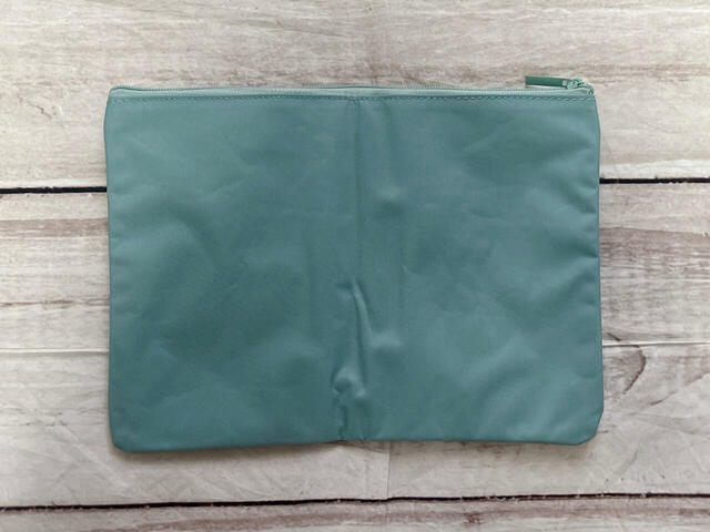 バックはシンプルな無地