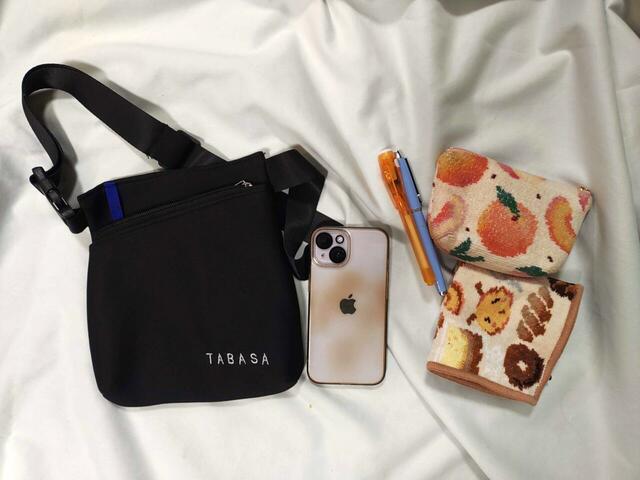 携帯、ハンカチやミニポーチも入る