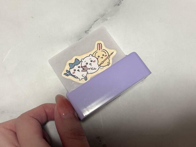 【ちいかわシールメーカー】シールシートが完全に出るまでレバーを回します