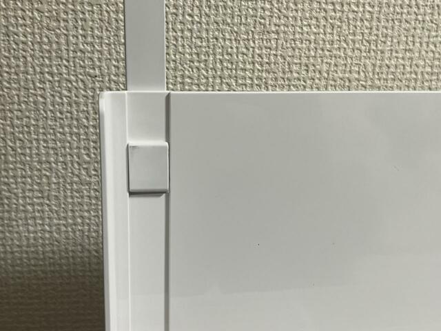 【山崎実業　tower　オールインワンホルダー】フックを本体の穴に差し込みます