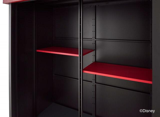 庫内の棚板のカラーはレッド【ヨド物置 ＜ディズニーシリーズ＞ ミッキーマウスモデル】