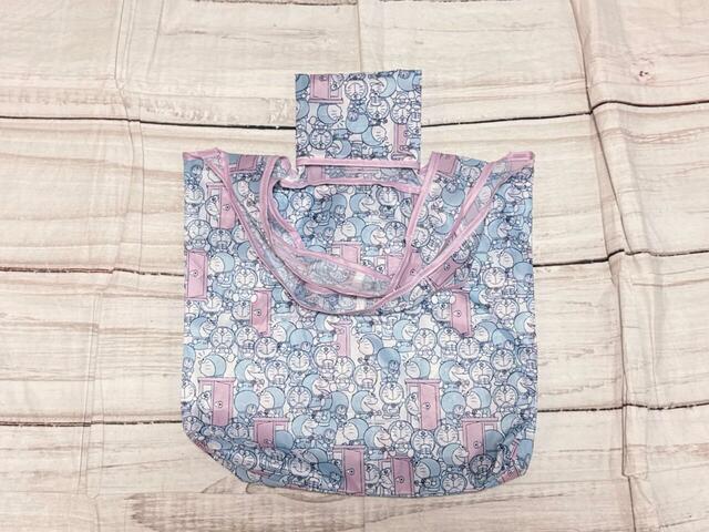 ポケットに折り畳んだエコバッグが収納できる仕様