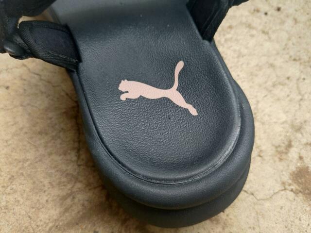 【PUMA　スポーティ サンダル ウィメンズ VOLAサンダル】歩行時の衝撃をやわらげて疲れを軽減してくれる「コンフォートフットベッド」が採用されています