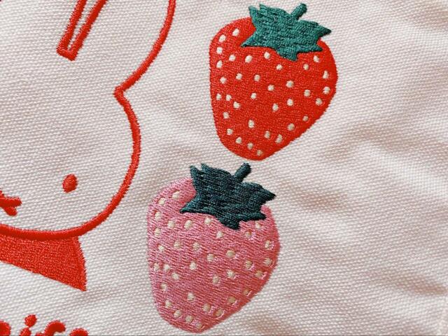 【ミッフィー 刺繍トートバッグ】デザインは「strawberry」と「tulips」の2種類です