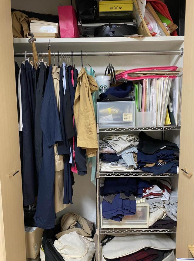 【片付け前のクローゼット】洋服以外のものもたくさん入っていて、何がどこにあるのかわからない状態…