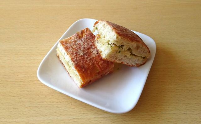 【コストコ　ガーリックブレッド　1個　1180円】加熱すると、ガーリックバターが生地に染み込む