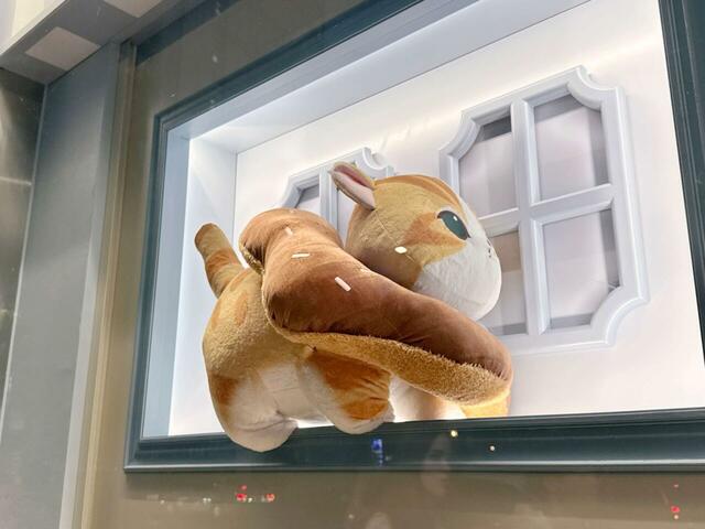 【mofusand TOKYO】ドーナツを首に巻いておすましポーズのにゃんこのぬいぐるみ。かわいすぎませんか…!?