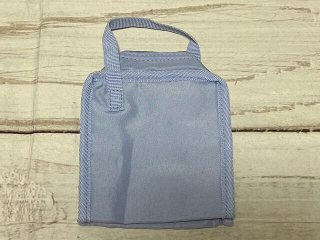 バックは装飾がないシンプルなデザイン