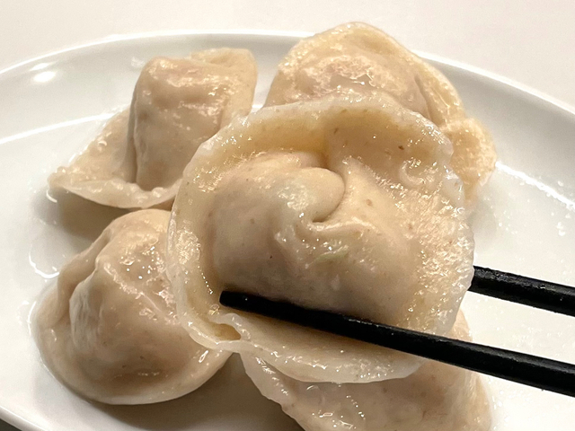 餃子のラスベガスモチモチ食とつるんとした舌触りを鑑賞できる「水餃子」