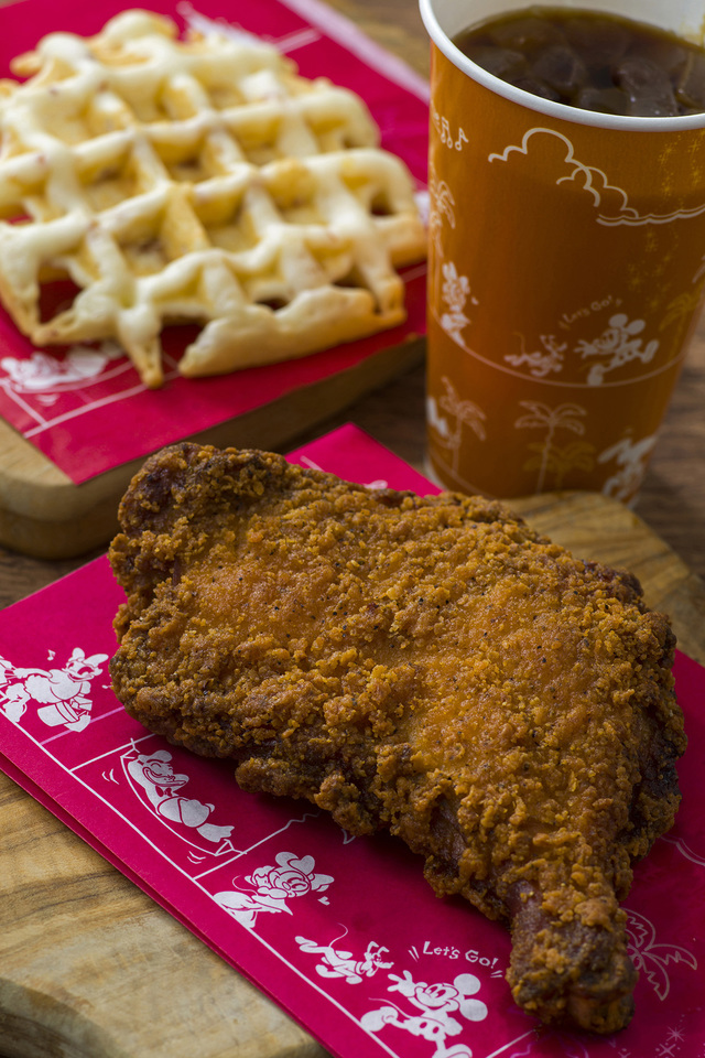 フライドチキン＆ワッフル（ベーコン＆チーズ）  単品 920円／セット 1,130円｜東京ディズニーシー「ドックサイドダイナー」 