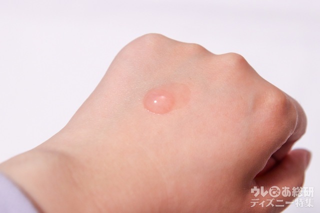 ジェル自体がピンク色のキュートハンドジェル。さっぱりとした使い心地♪