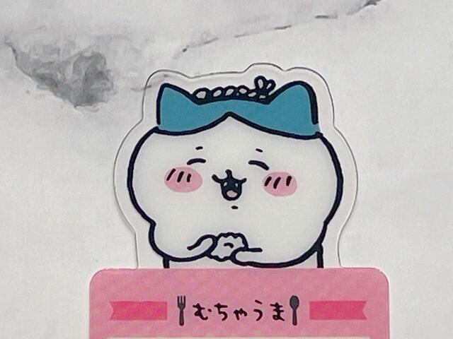 ちいかわにお寿司を振る舞うハチワレ。にっこり笑顔が尊い…！