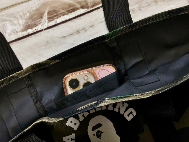 スマホを入れるのにぴったりなサイズ感