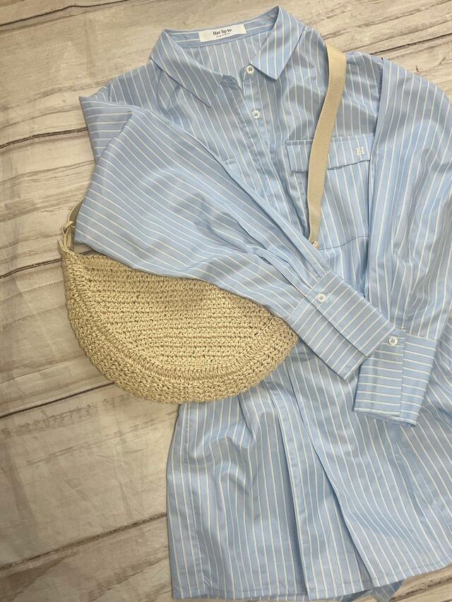 カジュアルコーデにはボディバッグ風に持つのがかわいい♪