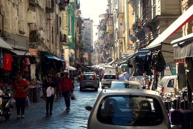 イタリアでも南部に属するナポリは、裏通りに入ると生活感のある風景が見られる。気温が高く、魚介や野菜の市場が賑わう