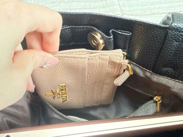 背面側のファスナーポケットには財布代わりに使っているフラグメントケースを収納