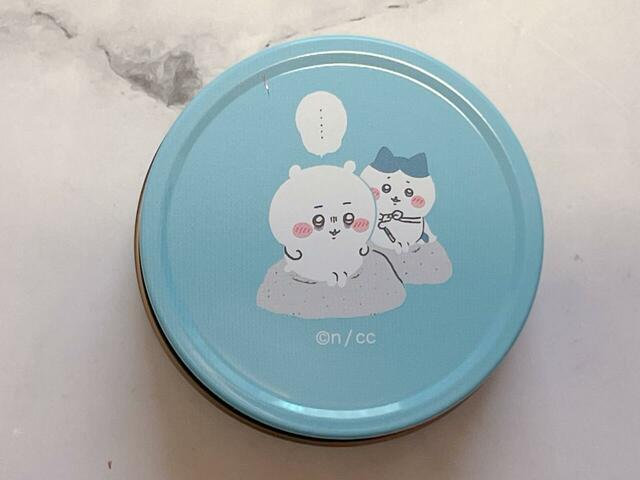 悪夢のせいで毎日睡眠不足になっているちいかわを心配するハチワレ。ちいかわの目の下のクマが不憫です…