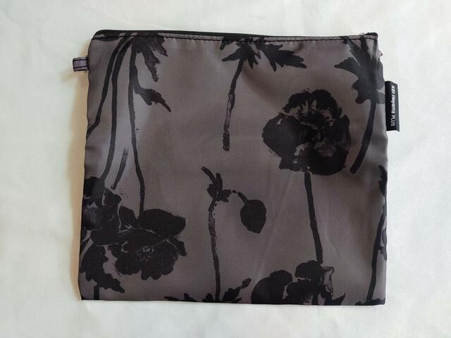 ポーチも、トートと同じ落ち着いたデザイン