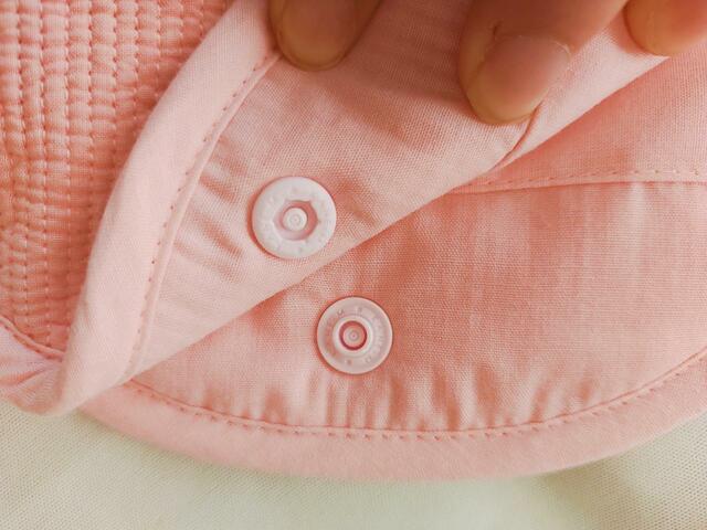 スナップボタンは「淡いピンクカラー」
