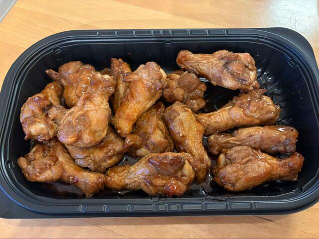 【コストコ BBQチキン】艶やかなタレがしっかり絡んだ手羽元がぎっしり詰まっています♪