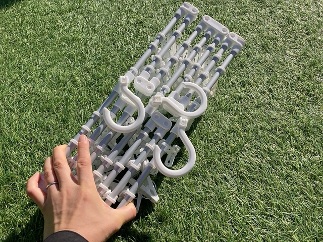 【ニトリ 小さくたためるアルミ角ハンガー(42ピンチ)】手のひらで掴めるくらいの小ささになります