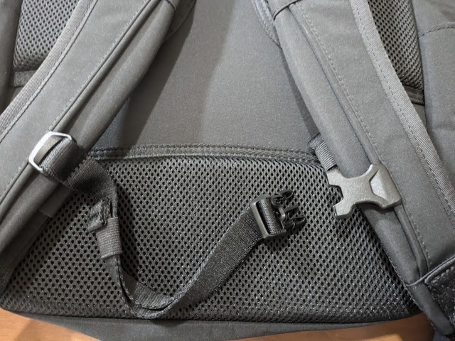 【ユニクロ ファンクショナルバックパック】ショルダーベルトは胸ベルト付き。背負いやすい設計が嬉しい♪