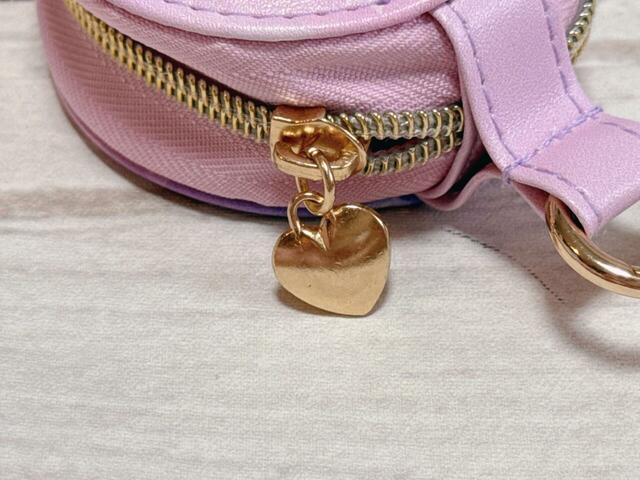 側面にファスナー付き。引き手にはコロンとしたハートのチャームがついており、細部までかわいさが詰め込まれています…！