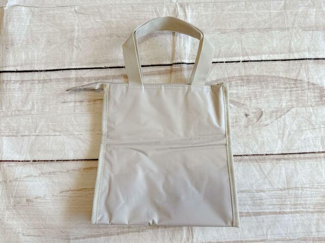 背面は装飾がないシンプルなデザイン