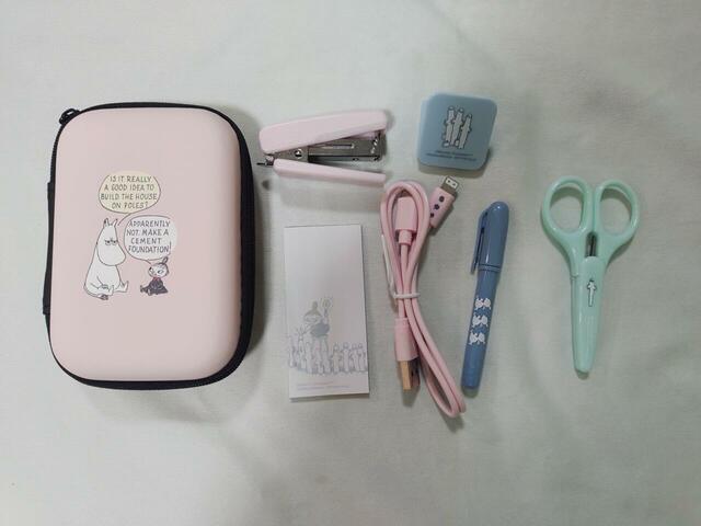 ボールペン、はさみ、クリップ、USBケーブル、付箋、ステープラー、小さくて軽いケースがセット