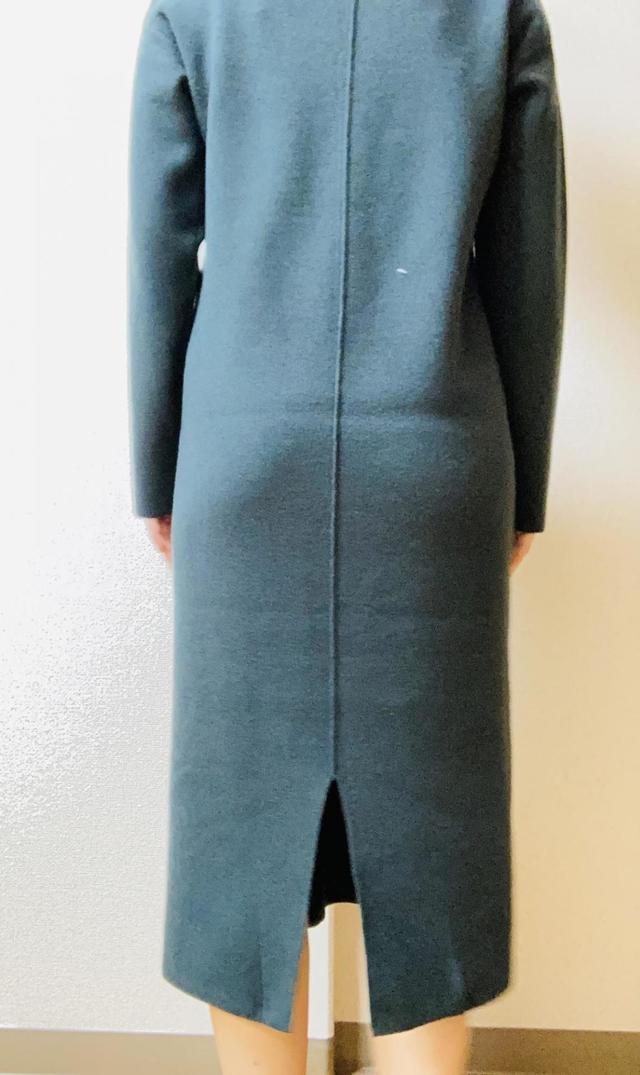 【GU（ジーユー）　スウェットライクハイネックニットワンピース（長袖）】スリットが入っていて細見えもする