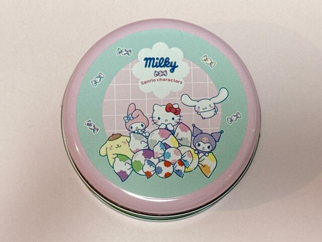 淡いピンクとミントグリーンの配色がかわいい丸型の缶