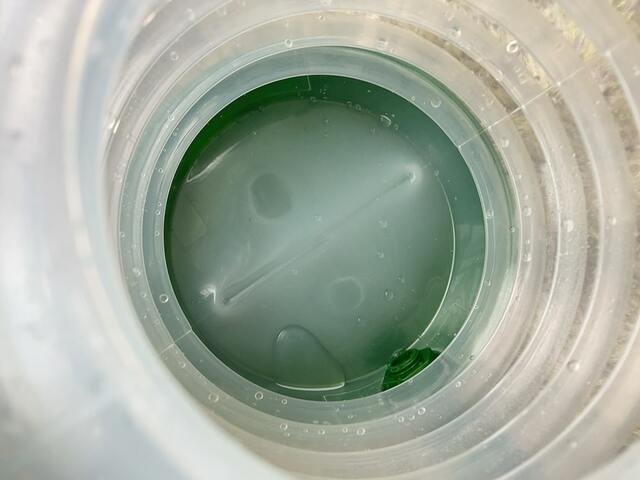 【ダイソー 折りたたみポリタンク 3.5L】たくさん溝を入れたら底を持って